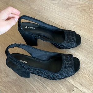 Block heel sandals with crochet details